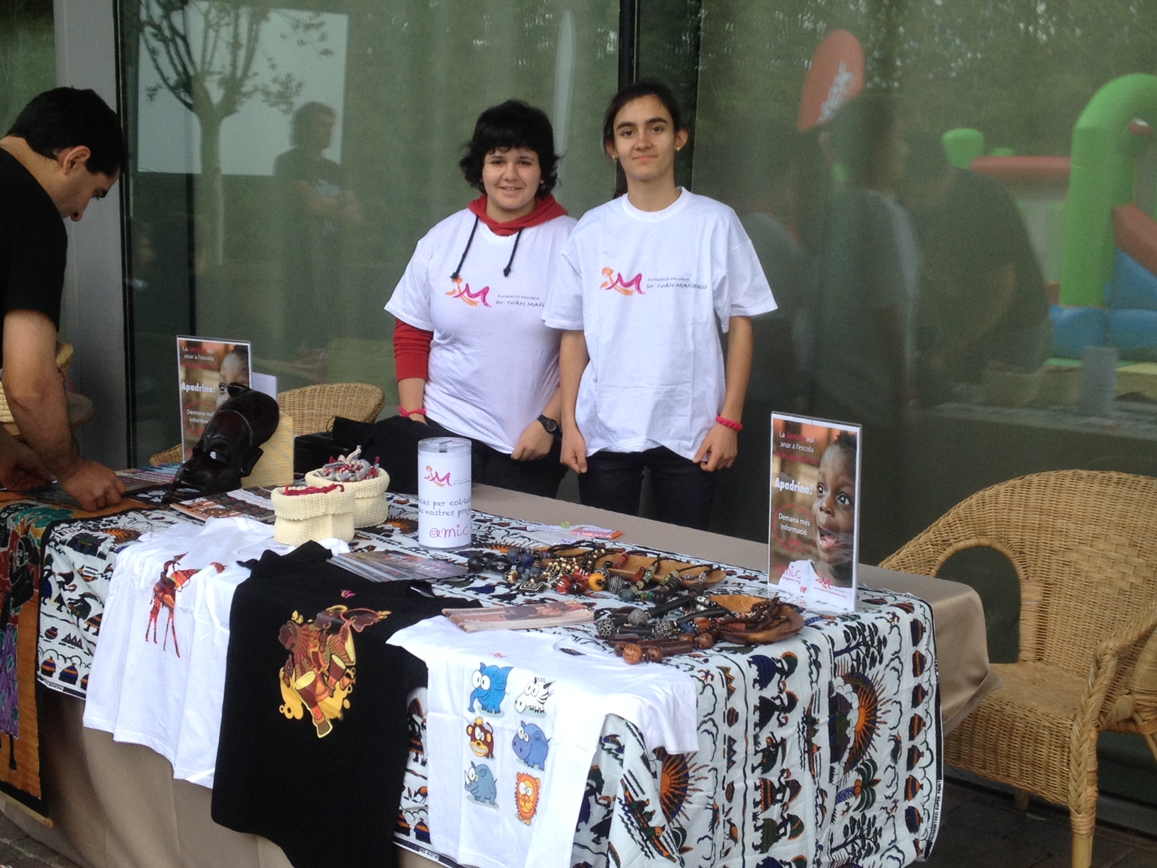 Marta y Ariadna, nuestras jóvenes voluntarias en el taller de pulseras solidarias.