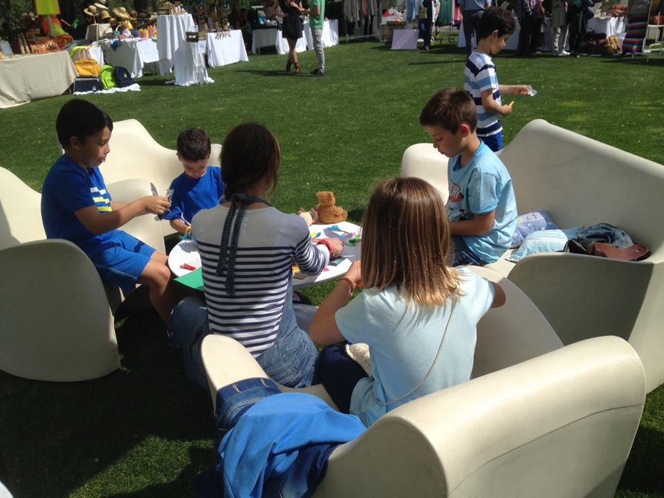 Niños en el Mercat de Primavera de Sant Cugat haciendo el taller de mariposas.