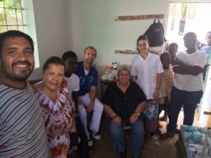 La pequeña inauguración con Alejandro, Eugenia e Isabel de Casa Emanuel, Eduardo y Verónica, los voluntarios y algunos chicos de Casa Emanuel que ayudaron.